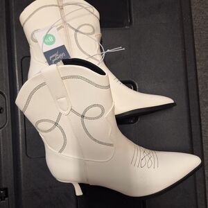 Universal Thread Cream Heeled Boots